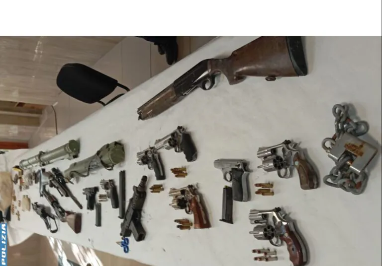 I Casalesi si erano organizzati con un arsenale da guerra. Ecco le armi sequestrate