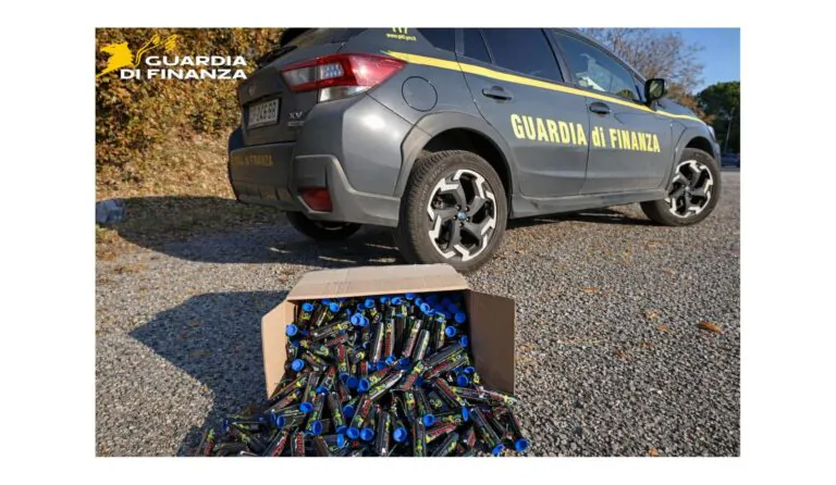 Mezza tonnellata di cobra in un negozio del Casertano, blitz della Finanza