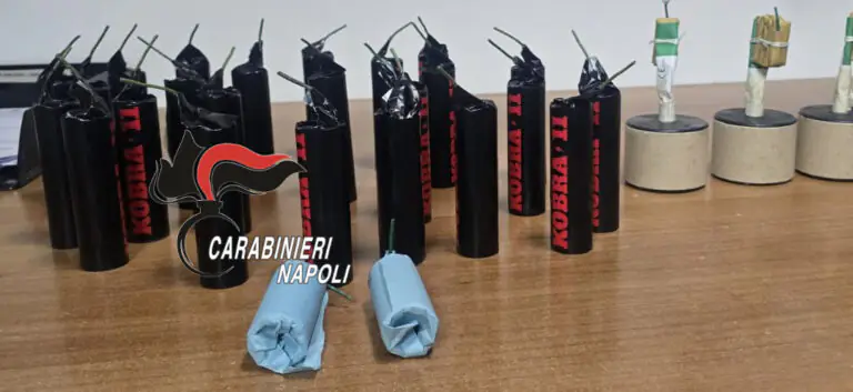 Confezione di 29 ordigni di “Cobra” tra due bimbi di 2 e 10 anni. In manette i genitori