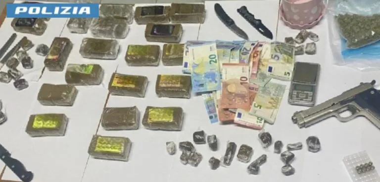 Gli trovano in casa un carico di 2 chili di droga: spunta pure pistola