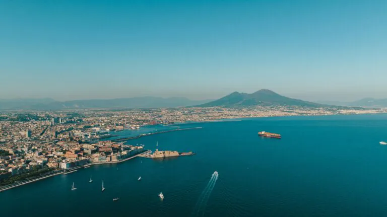 Napoli e overtourism: caos e vita quotidiana