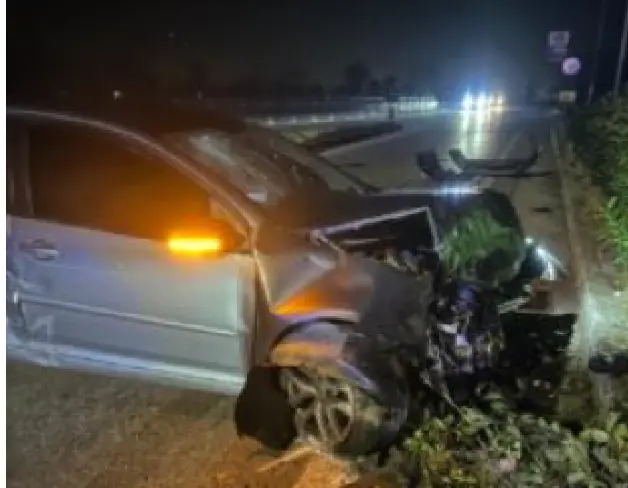 Impatto choc alla rotonda tra lamiere e feriti: uno è grave