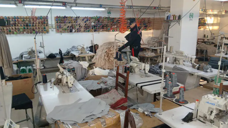 Vita da schiavi: 76 operai dormono nella palazzina dove lavorano. Scatta retata