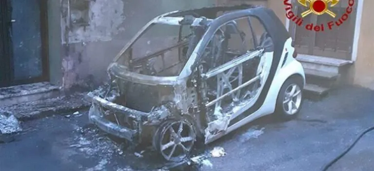 Smart distrutta dalle fiamme nella notte