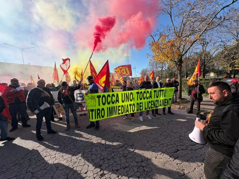 Sindacalista licenziato si incatena davanti alla sede, operai in strada. FOTO