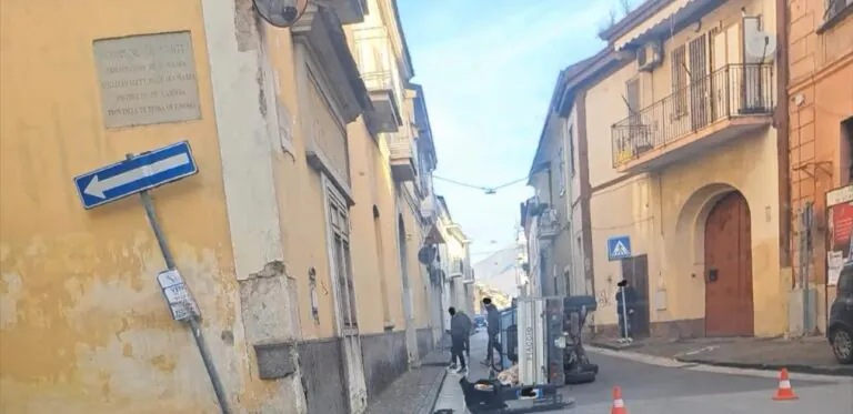 Paura in centro: Apecar si ribalta all’improvviso