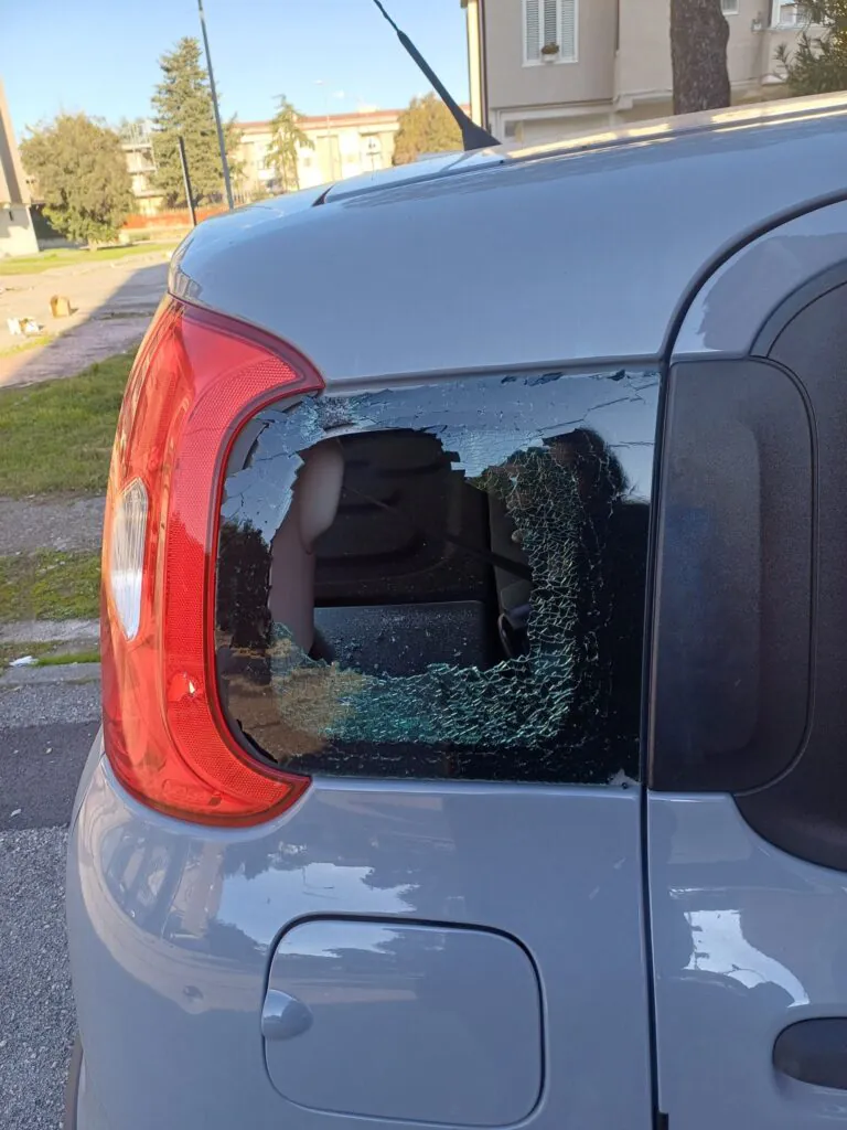 Auto danneggiata da petardi: caos nel rione