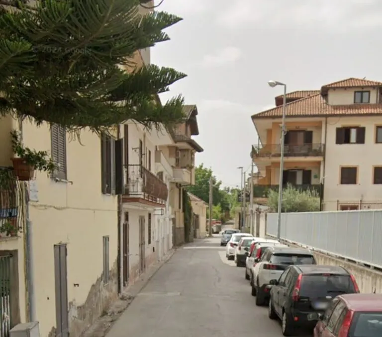 Sfreccia in divieto di transito e rischia di schiantarsi contro un’altra auto