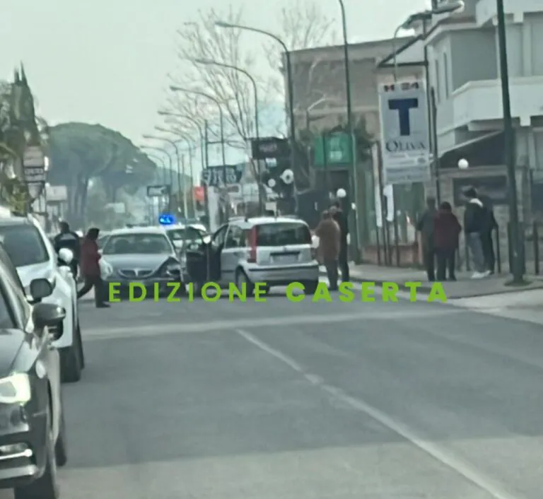 Brutto incidente nella zona commerciale, traffico in tilt