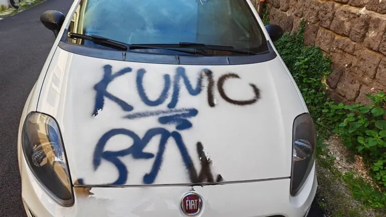 Trova la sua auto vandalizzata con strani graffiti