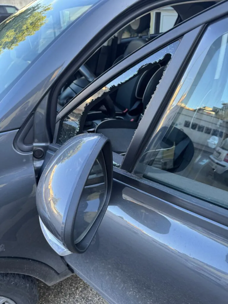 Lascia l’auto in sosta e i ladri l’assaltano