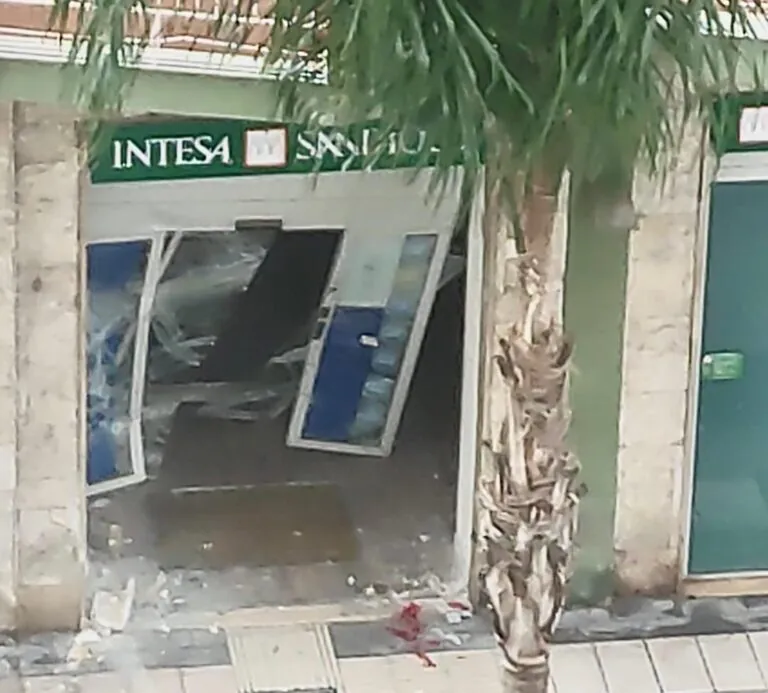Raid in banca: ladri sfondano ingresso per entrare