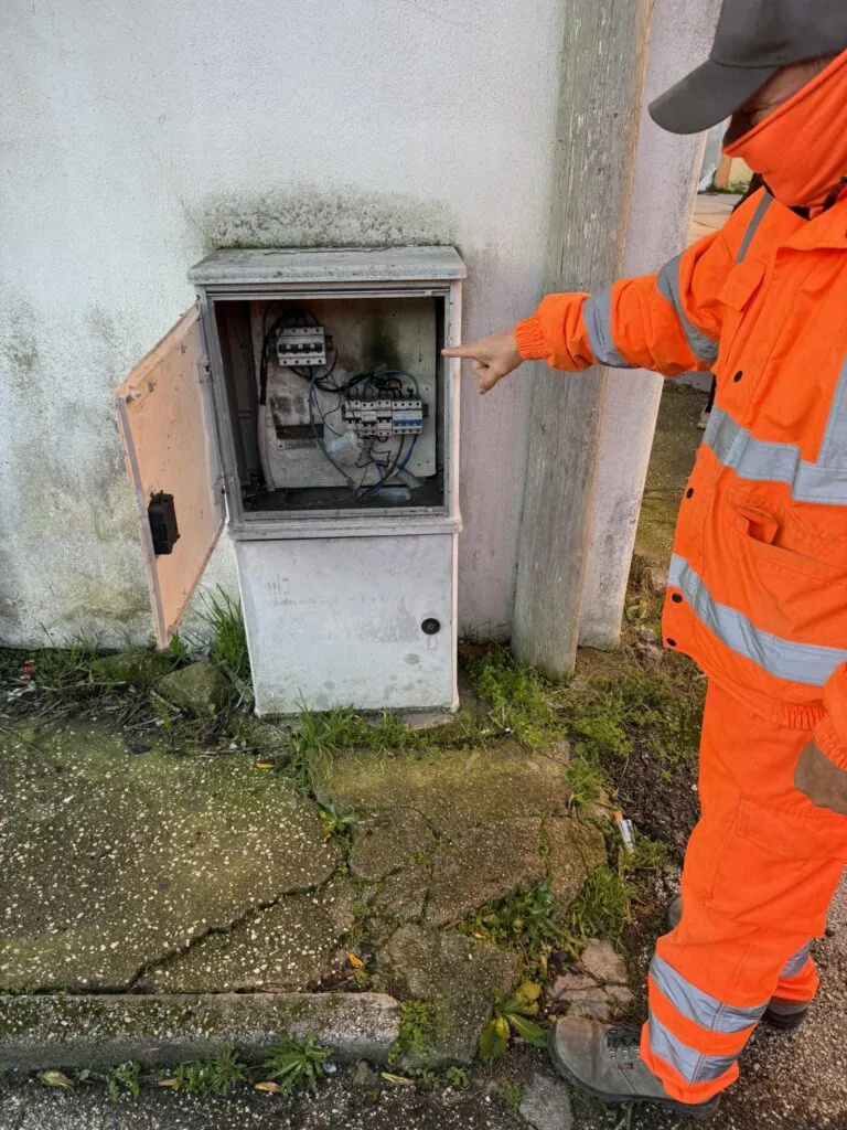 Ruba interruttore elettrico e lascia strada al buio: “Chi ha fatto questo ha spento la sicurezza”