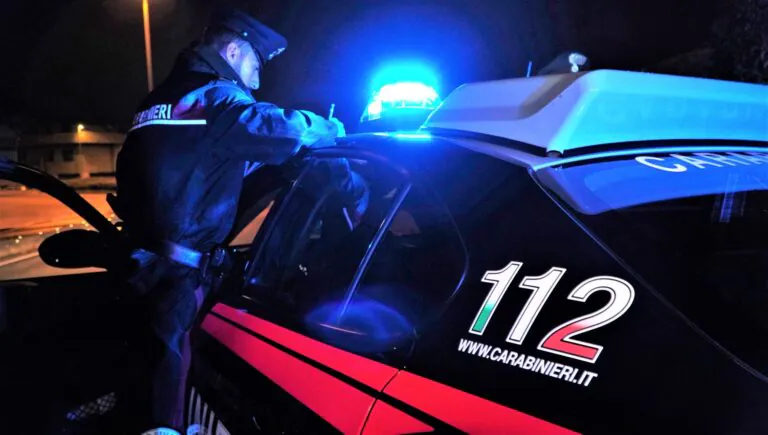 Tentano di speronare carabinieri dopo fuga, 3 bloccati e feriti
