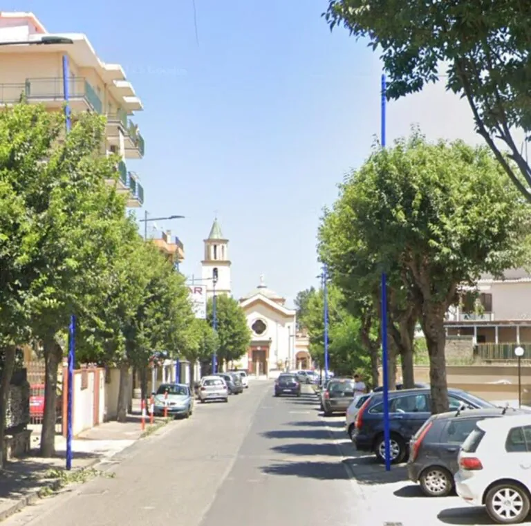 Si schianta contro auto in sosta nei pressi del bar e scappa via
