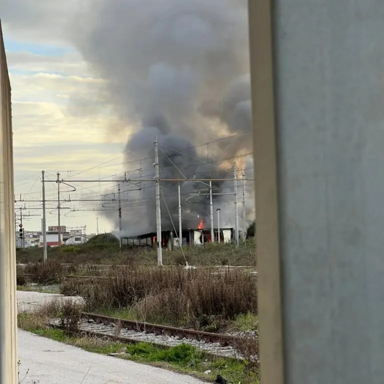 Rogo al centro Ferrovie dello Stato: pompieri in azione