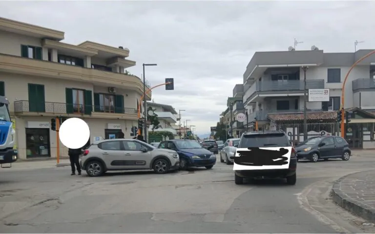 Brutto incidente al solito incrocio. Disagi alla circolazione
