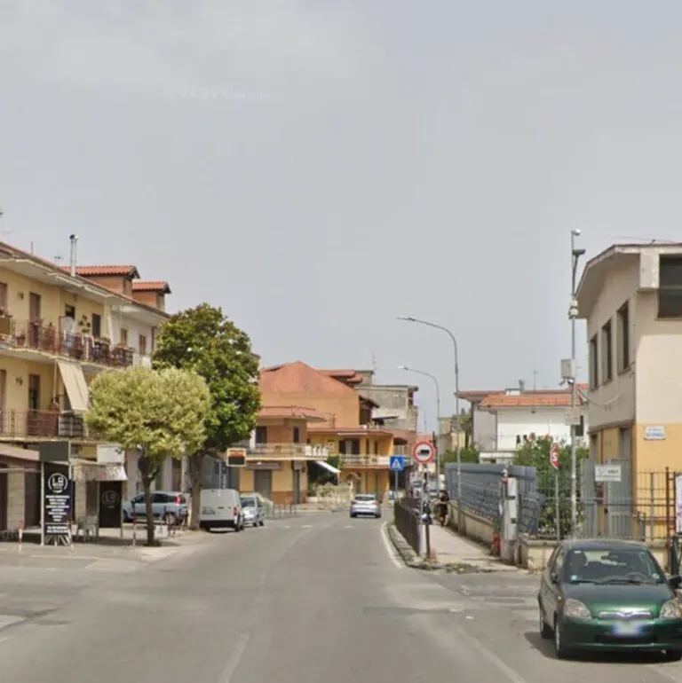 Sbanda e si schianta contro il cancello della scuola