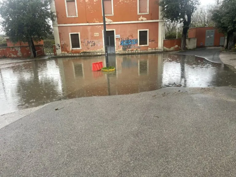 Maltempo, si forma una piscina in zona stazione della valle