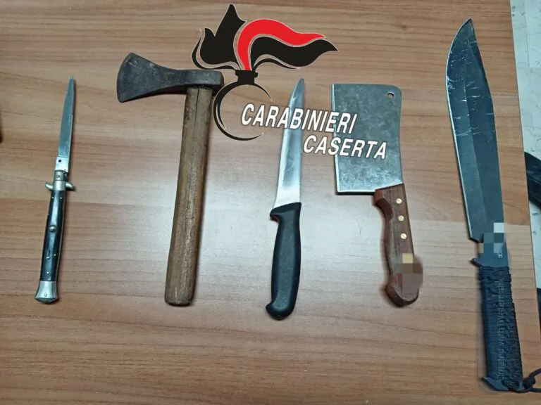 Botte alla compagna, nello zaino ha machete e ascia