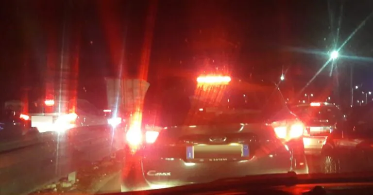 Erogazione idrica sospesa, residenti del campo rom bruciano oggetti in strada. Caos e traffico in tilt