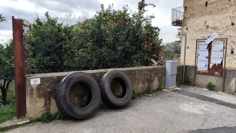 Abbandonano pneumatici in strada: “Mancanza di rispetto verso gli abitanti e l’ambiente”