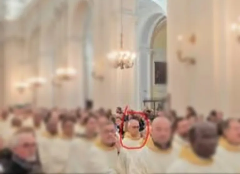 Sacerdote condannato per abusi su bambina alla celebrazione in Duomo, scoppia il caso