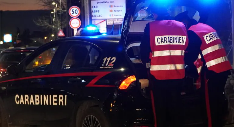 Scappa da una provincia all’altra con manovre da film: fermato dopo lancio della coca
