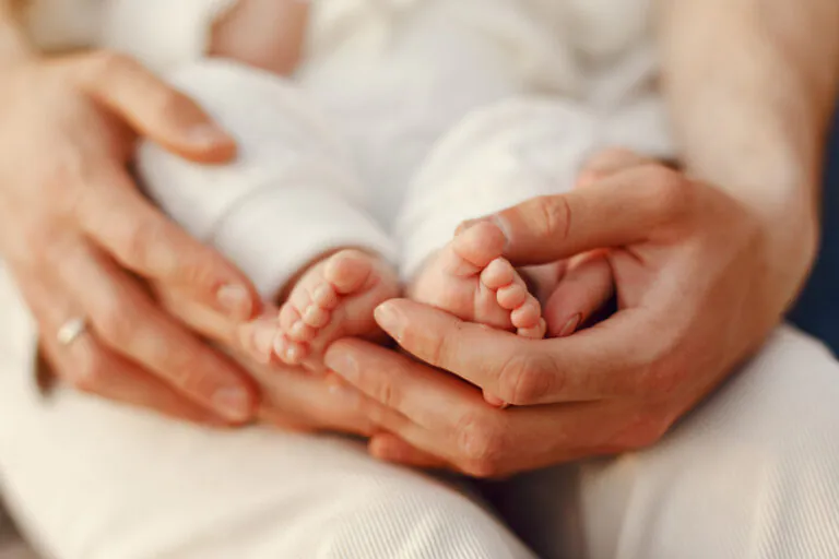 Dà alla luce bimba ma muore a 33 anni: neonata senza madre