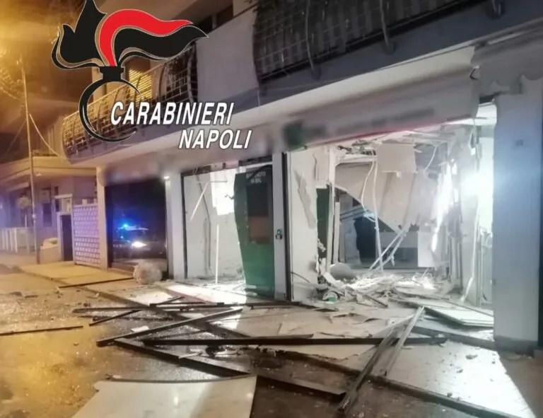 Fanno esplodere bomba contro la filiale della banca