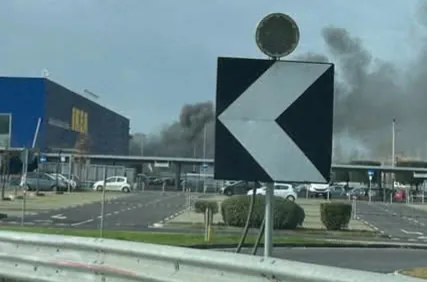 Brucia carrozzeria, nube nera su autostrada e polo commerciale
