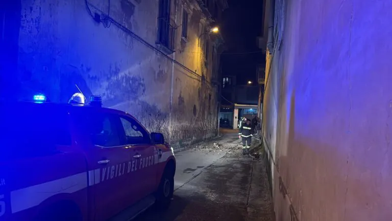 Piovono pietre dal palazzo, strada chiusa d’urgenza