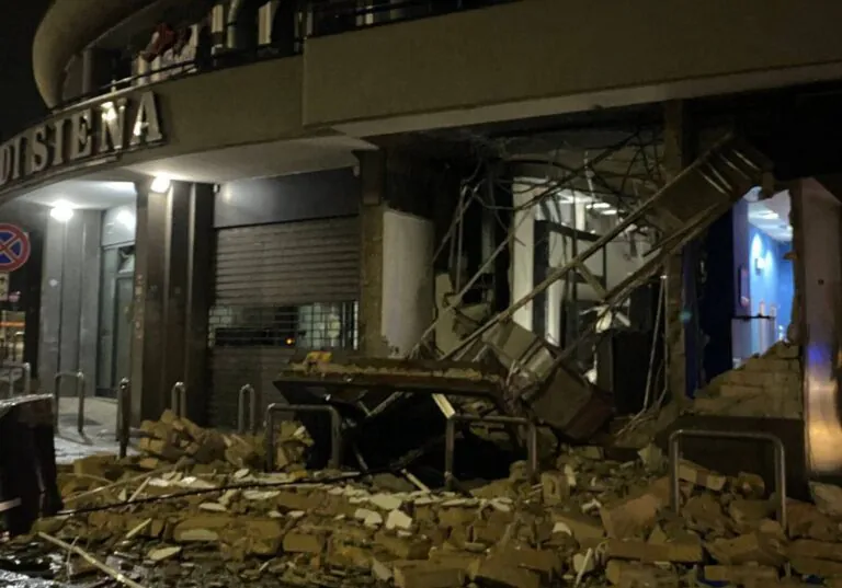 Bomba contro la banca, danni al palazzo dopo raid