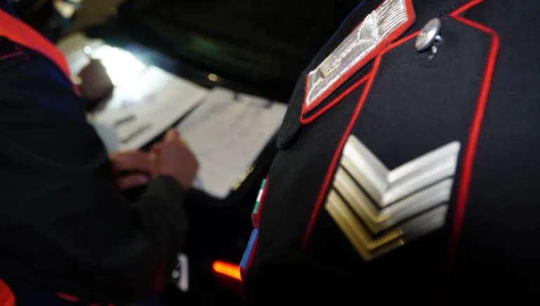 In giro sull’auto a noleggio ma la droga è nel calzino