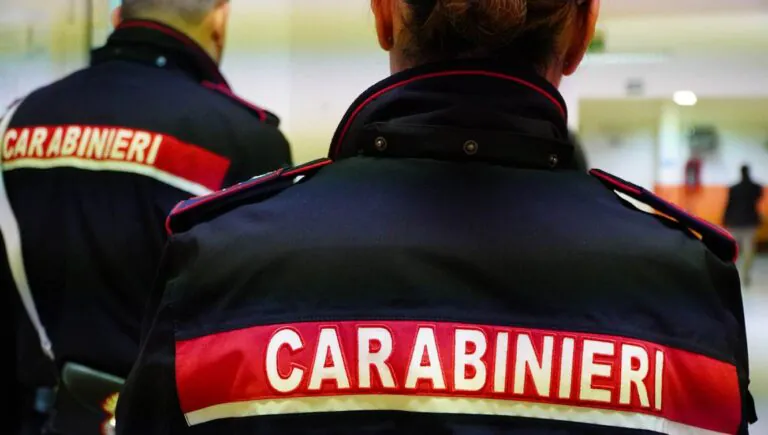 Lite tra padre e figlio finisce male: bagarre coi militari e arresto