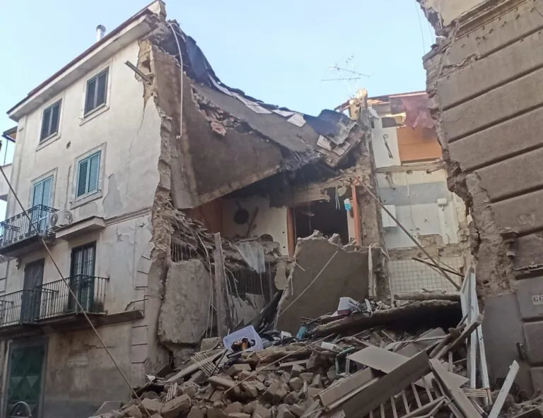 Crollo in centro, famiglie sgomberate dopo la perdita
