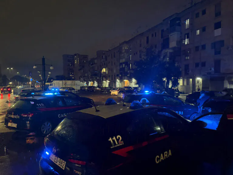 Scappano all’alt, 26enne preso dopo folle inseguimento. È caccia ai complici