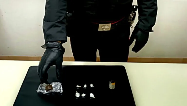 Lancia droga dall’auto per sfuggire al controllo