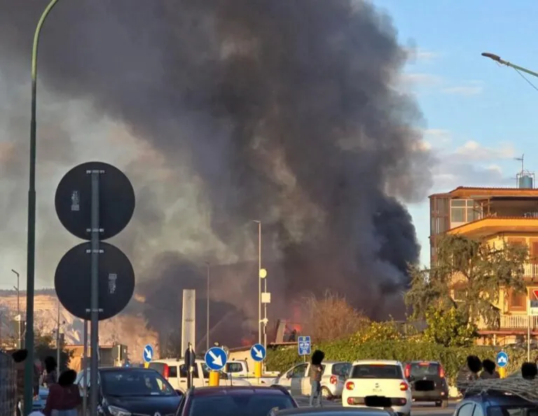Nube nera invade Variante: allarme in più Comuni dopo rogo