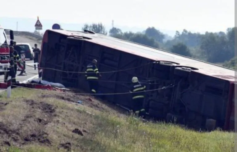 Pullman si ribalta sulla strada maledetta, choc per l’autista