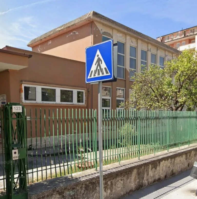 Raid notturni dei vandali a scuola