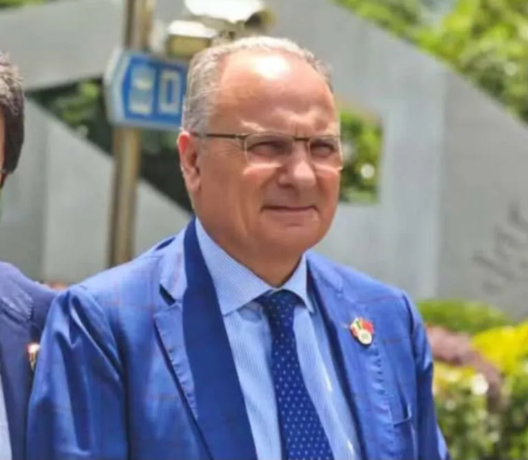 Palazzo Cento Persone, parla l’ex sindaco: “Nessun rapporto col clan”