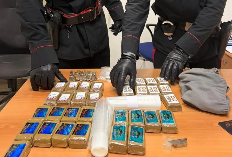 Spaccio nelle palazzine, droga nel quadro elettrico