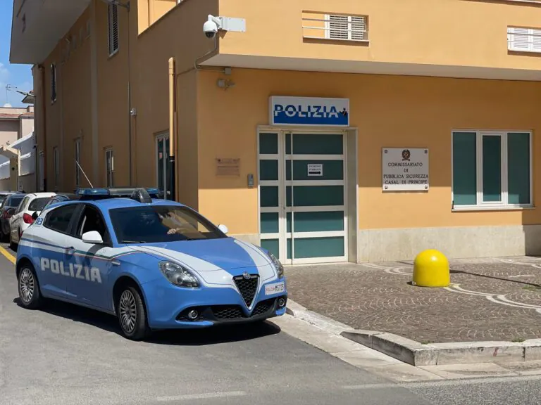 Si mette a fare palestra in strada e lotta libera con l’agente: era pieno di droga e coltelli