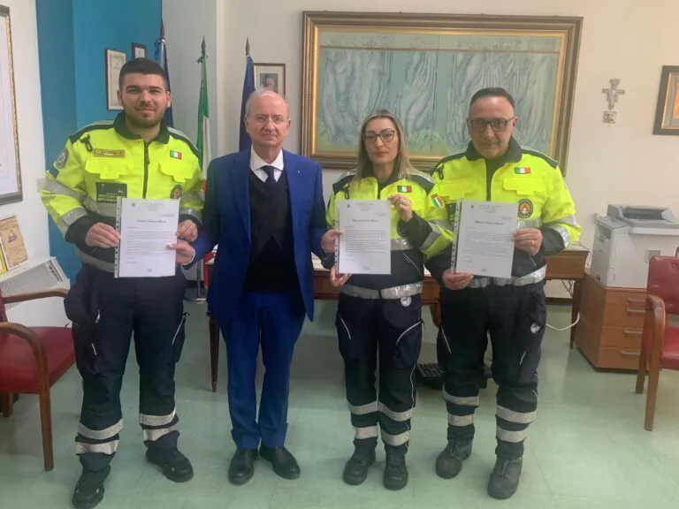 Volontari non in servizio salvano occupanti dell’auto da un incendio