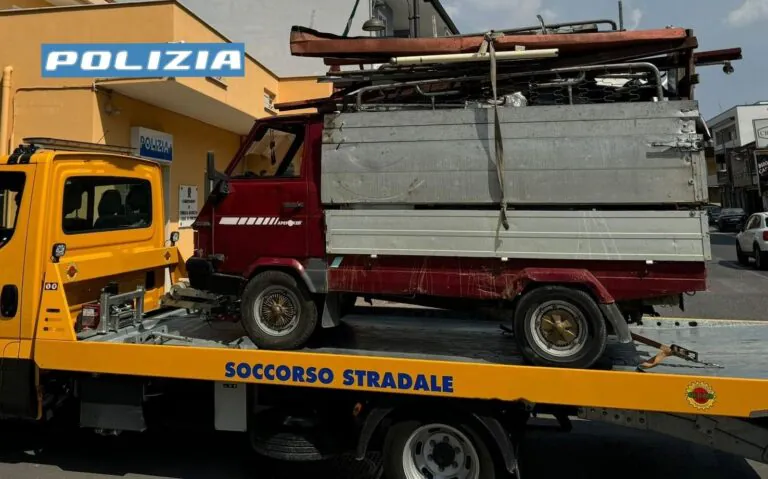 Beccato dalla polizia con un carrico di ferraglia e scarti