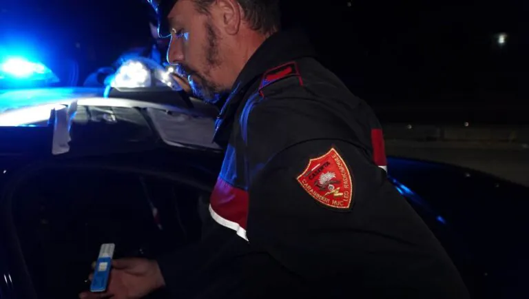 Nel suo pacco intimo c’è la coca, preso alla rotonda dai militari