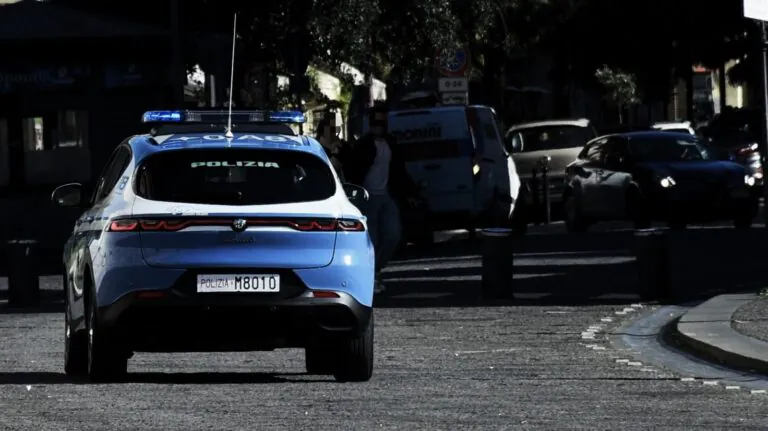 Rifiuta il braccialetto anti-stalking, polizia lo mette agli arresti