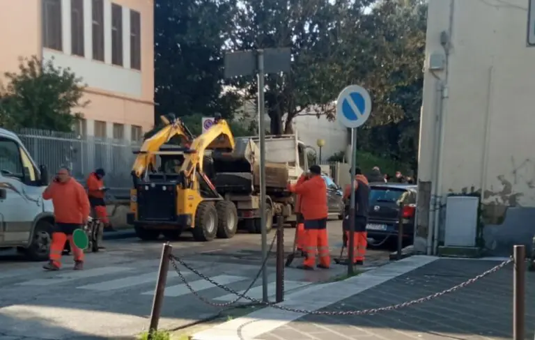 Lavori stradali alla “carlona” in atto durante l’uscita degli studenti, caos in centro