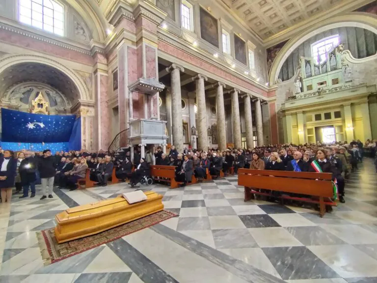 L’addio al vescovo degli ultimi sulle note di “Bella Ciao”